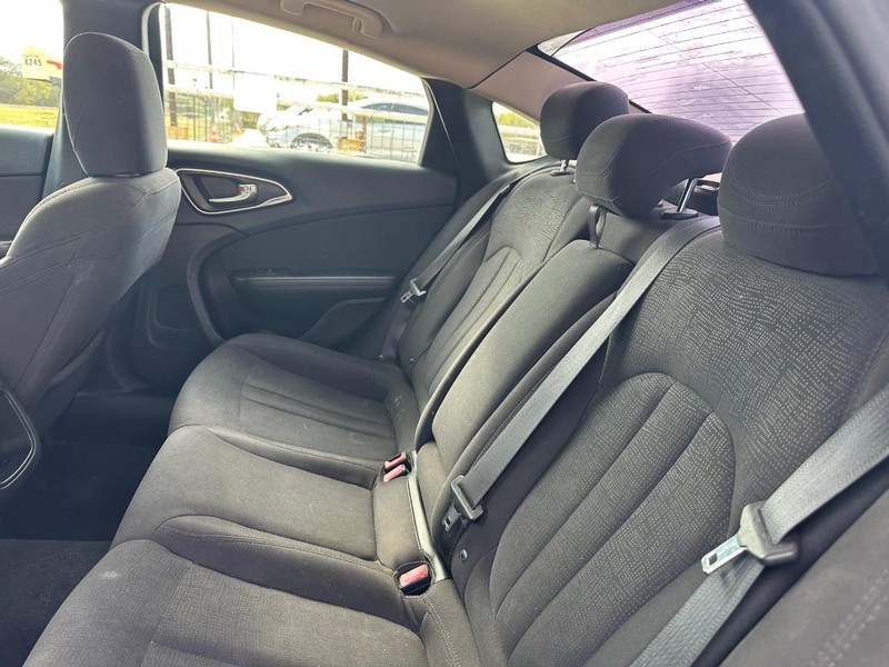 Chrysler 200 Vehicle Full-screen Gallery Image 07