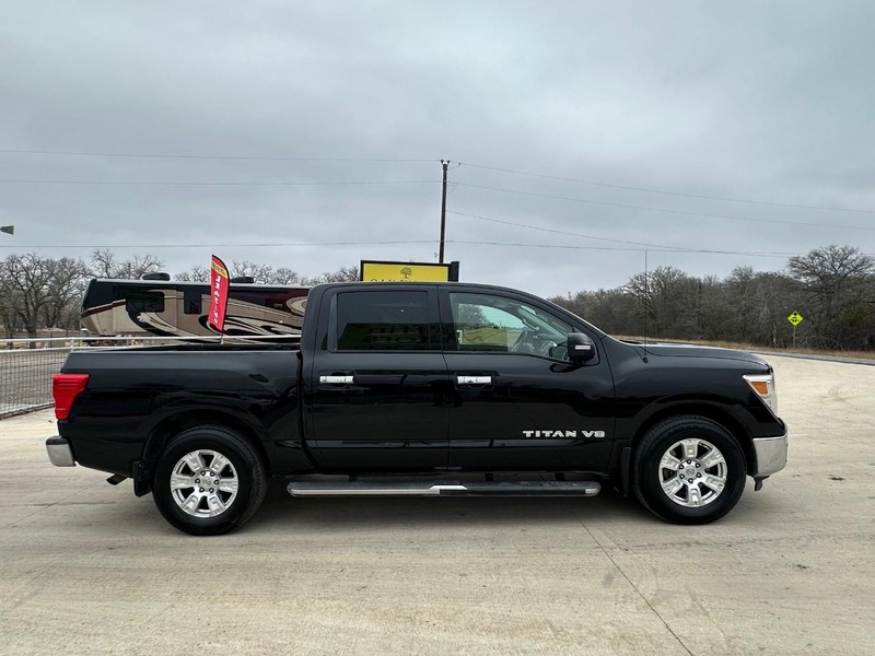 Nissan Titan Vehicle Full-screen Gallery Image 03