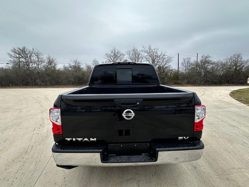 Nissan Titan Vehicle Full-screen Gallery Image 04