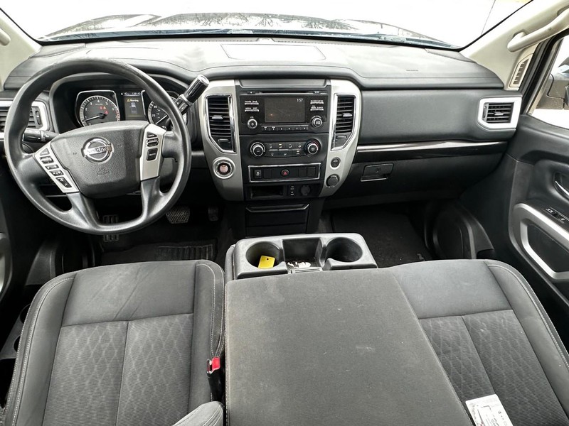 Nissan Titan Vehicle Full-screen Gallery Image 05