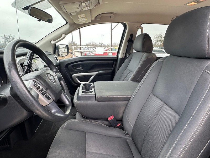 Nissan Titan Vehicle Full-screen Gallery Image 06