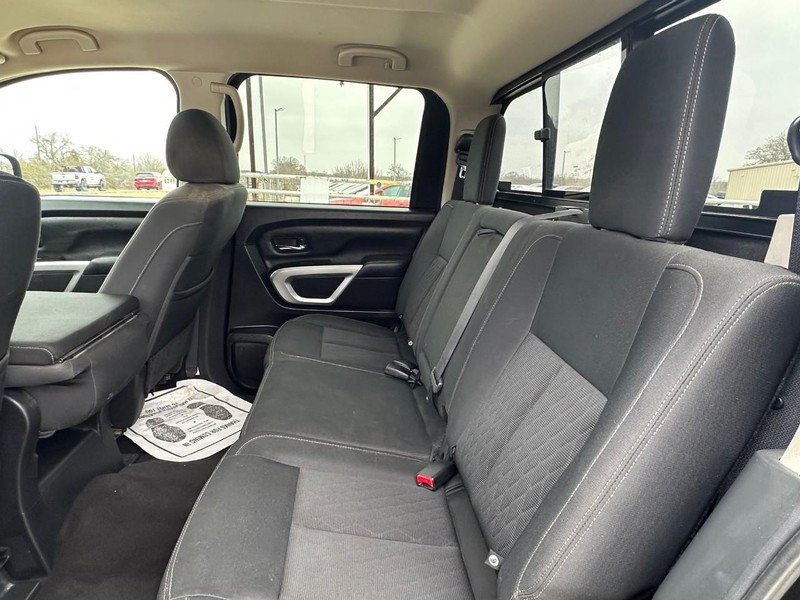 Nissan Titan Vehicle Full-screen Gallery Image 07