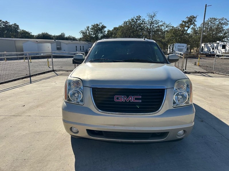 GMC Yukon XL Vehicle Full-screen Gallery Image 02