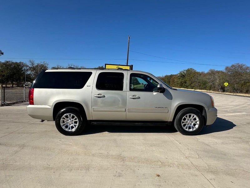 GMC Yukon XL Vehicle Full-screen Gallery Image 03