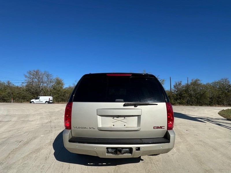 GMC Yukon XL Vehicle Full-screen Gallery Image 04