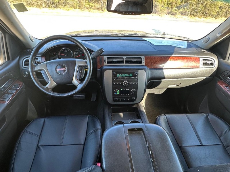 GMC Yukon XL Vehicle Full-screen Gallery Image 05