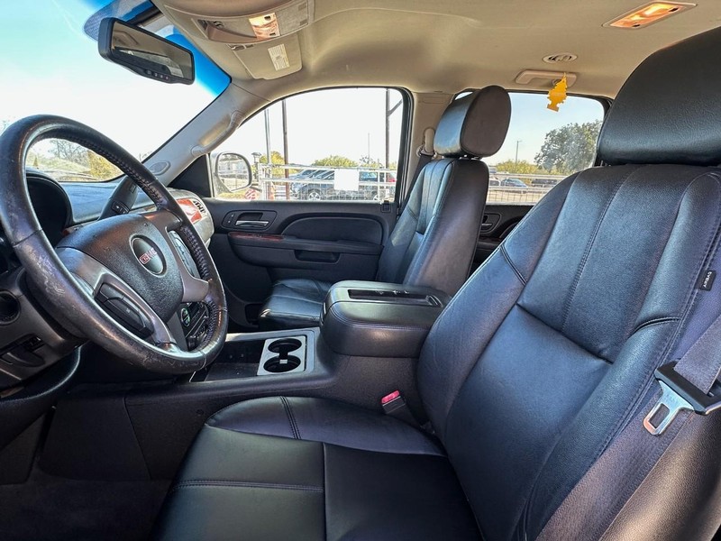 GMC Yukon XL Vehicle Full-screen Gallery Image 06