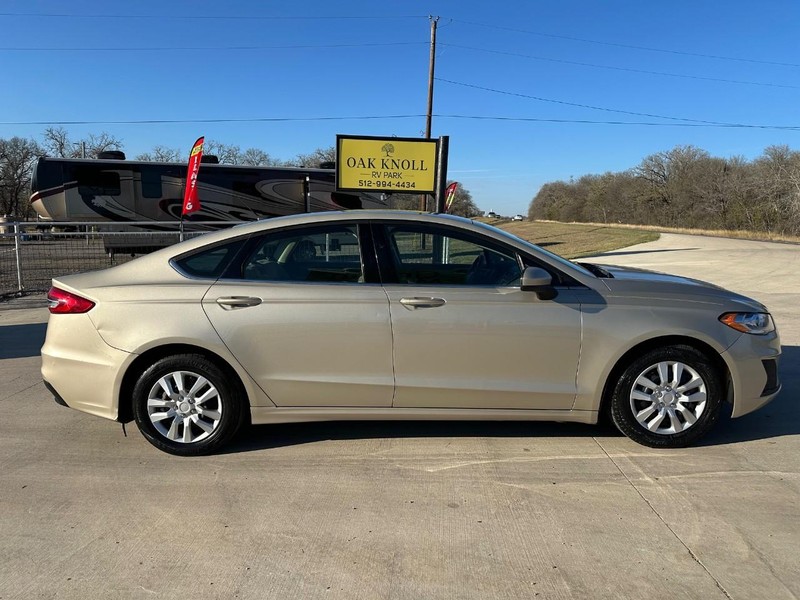 Ford Fusion Vehicle Full-screen Gallery Image 03