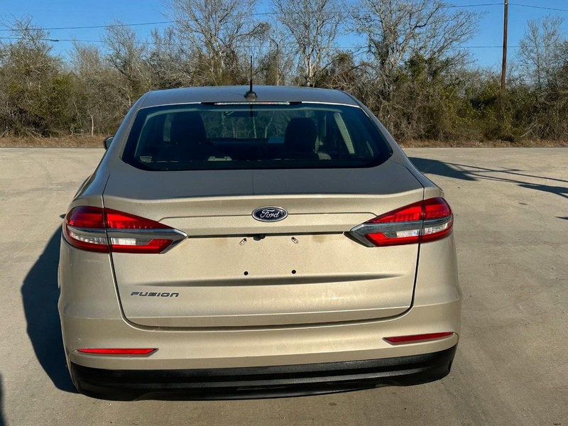 Ford Fusion Vehicle Full-screen Gallery Image 04