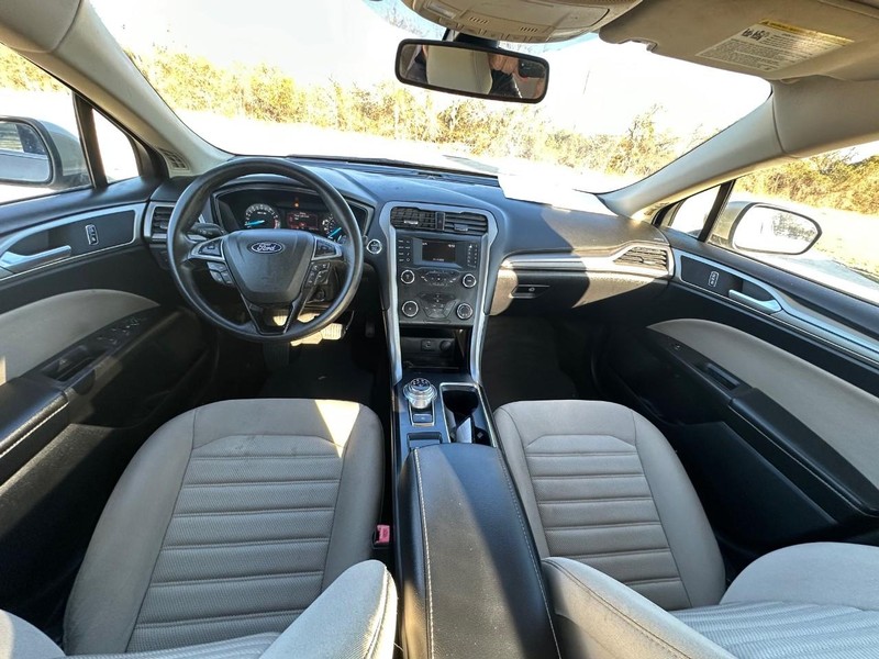 Ford Fusion Vehicle Full-screen Gallery Image 05