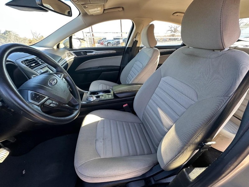 Ford Fusion Vehicle Full-screen Gallery Image 06