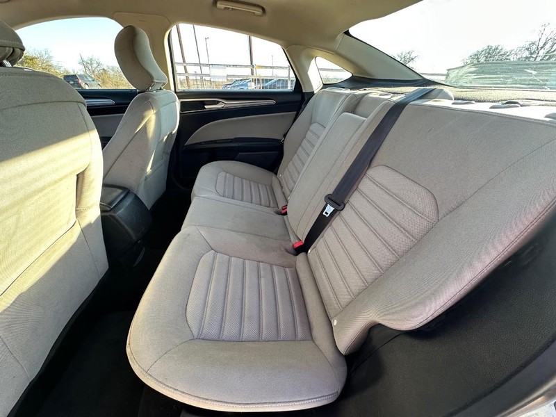 Ford Fusion Vehicle Full-screen Gallery Image 07