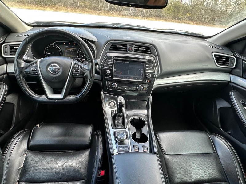 Nissan Maxima Vehicle Full-screen Gallery Image 05