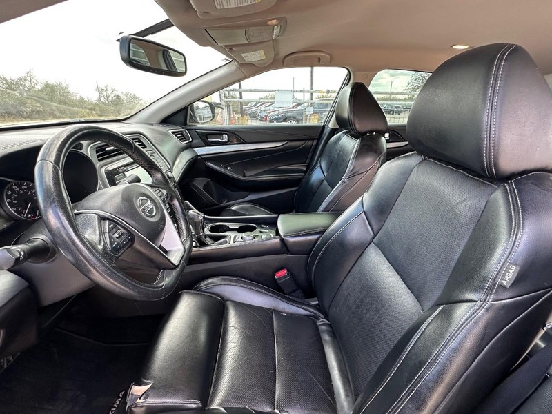 Nissan Maxima Vehicle Full-screen Gallery Image 06
