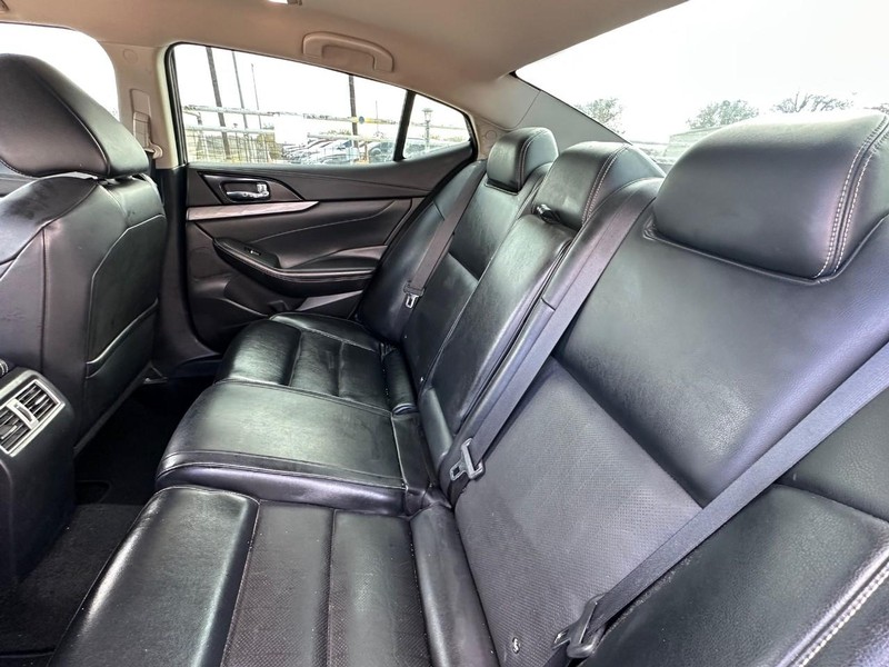 Nissan Maxima Vehicle Full-screen Gallery Image 07