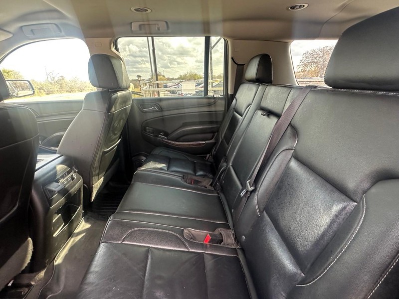 Chevrolet Suburban Vehicle Full-screen Gallery Image 08