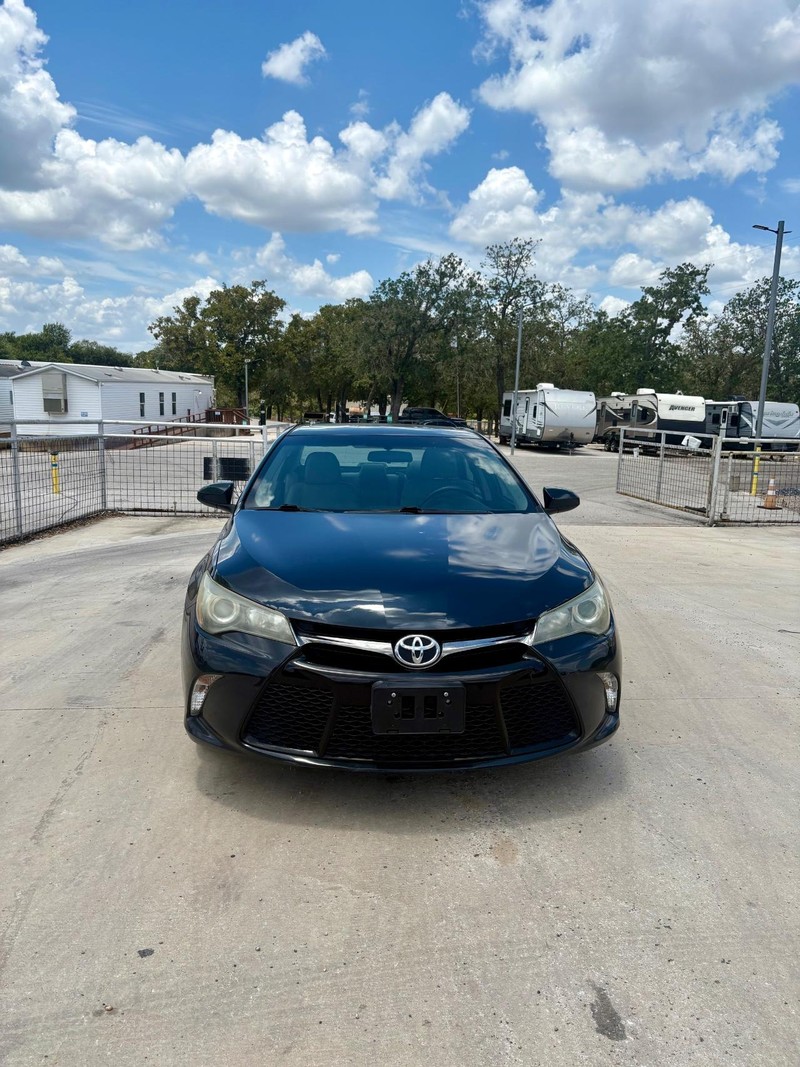 Toyota Camry Vehicle Full-screen Gallery Image 02