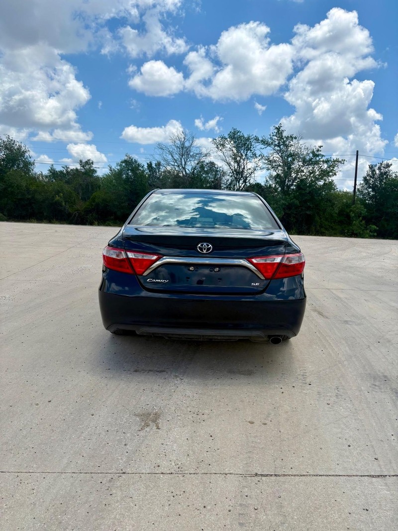 Toyota Camry Vehicle Full-screen Gallery Image 04
