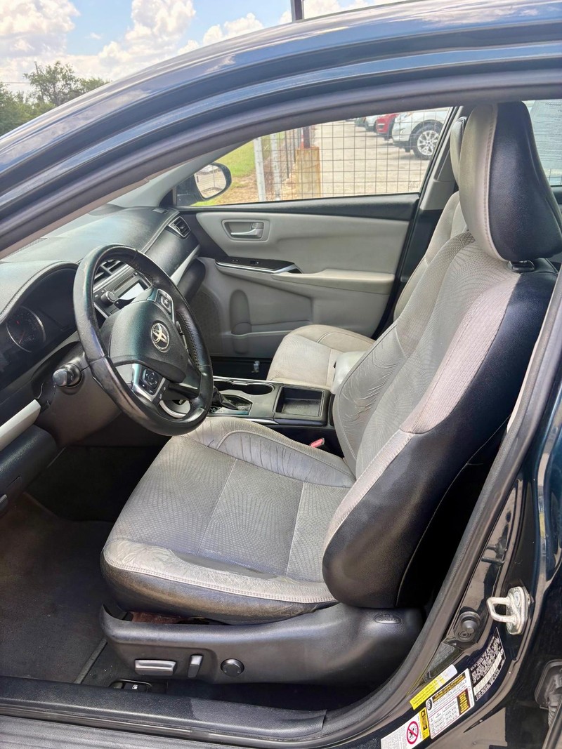 Toyota Camry Vehicle Full-screen Gallery Image 06