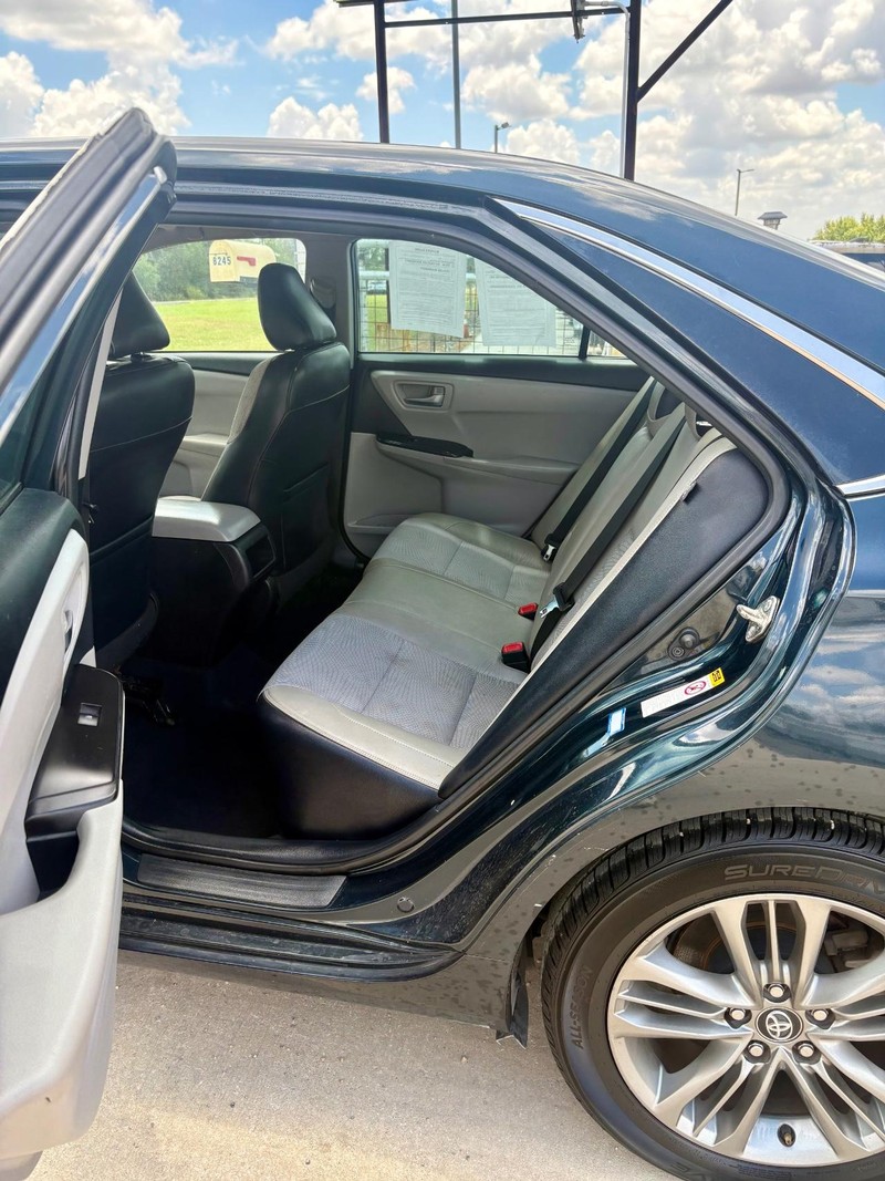 Toyota Camry Vehicle Full-screen Gallery Image 07
