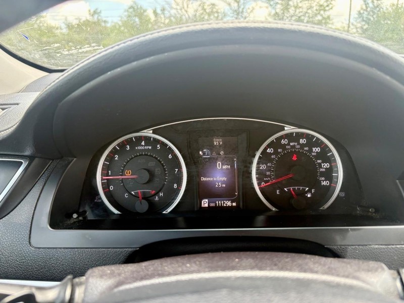 Toyota Camry Vehicle Full-screen Gallery Image 08