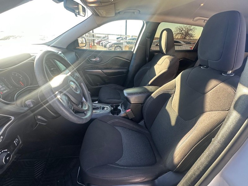 Jeep Cherokee Vehicle Full-screen Gallery Image 06