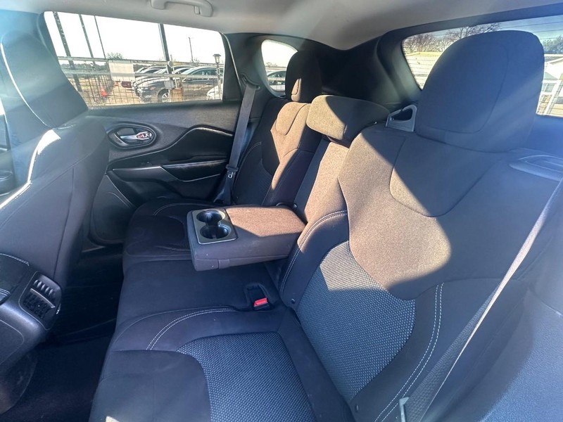 Jeep Cherokee Vehicle Full-screen Gallery Image 07