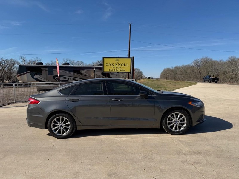 Ford Fusion Vehicle Full-screen Gallery Image 03
