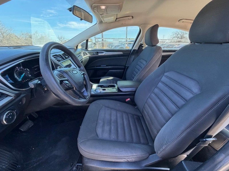 Ford Fusion Vehicle Full-screen Gallery Image 06