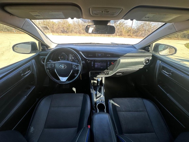 Toyota Corolla Vehicle Full-screen Gallery Image 05