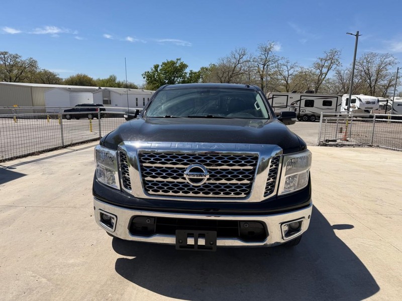 Nissan Titan Vehicle Full-screen Gallery Image 02