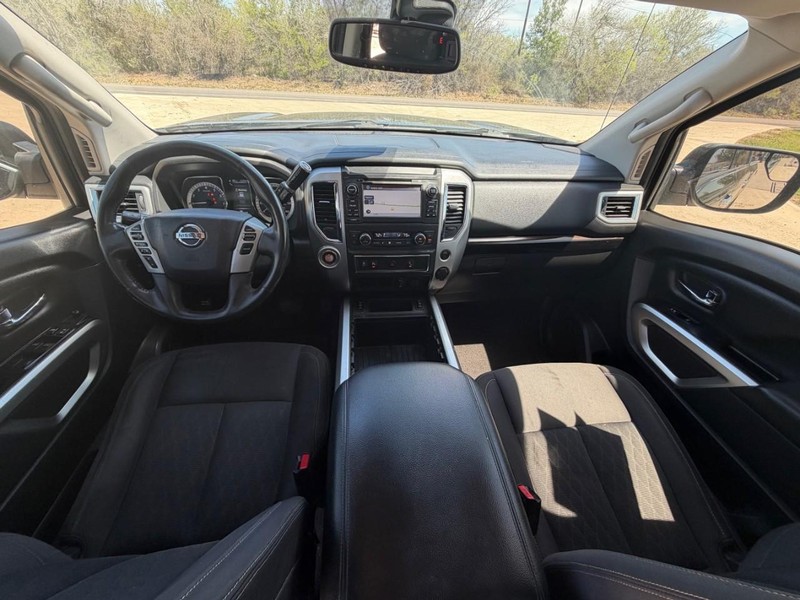 Nissan Titan Vehicle Full-screen Gallery Image 05