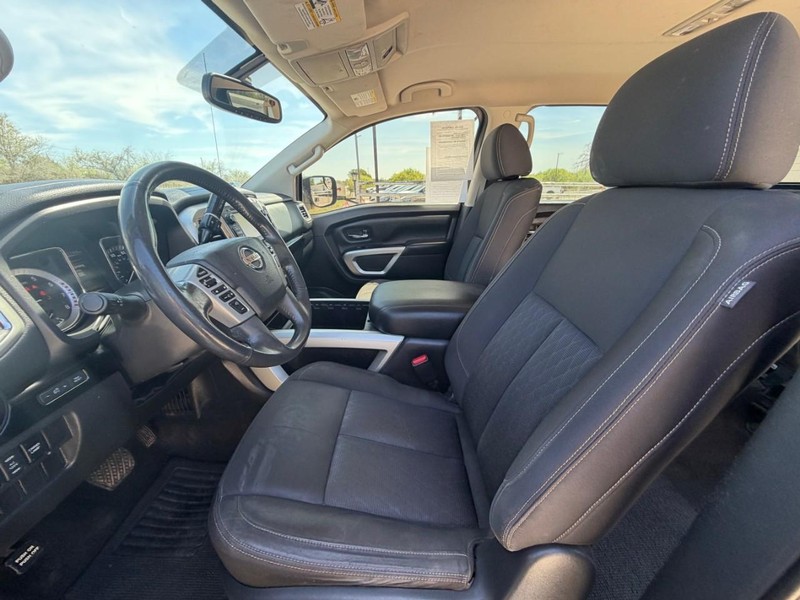Nissan Titan Vehicle Full-screen Gallery Image 06