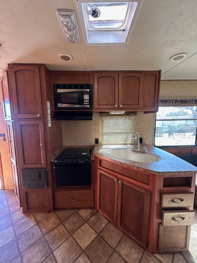 Forest River Shasta, REVERE SERIES Vehicle Full-screen Gallery Image 06