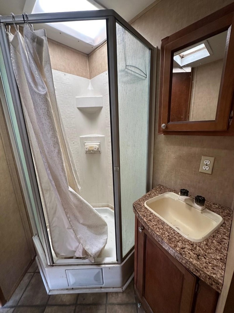 Forest River Shasta, REVERE SERIES Vehicle Full-screen Gallery Image 09