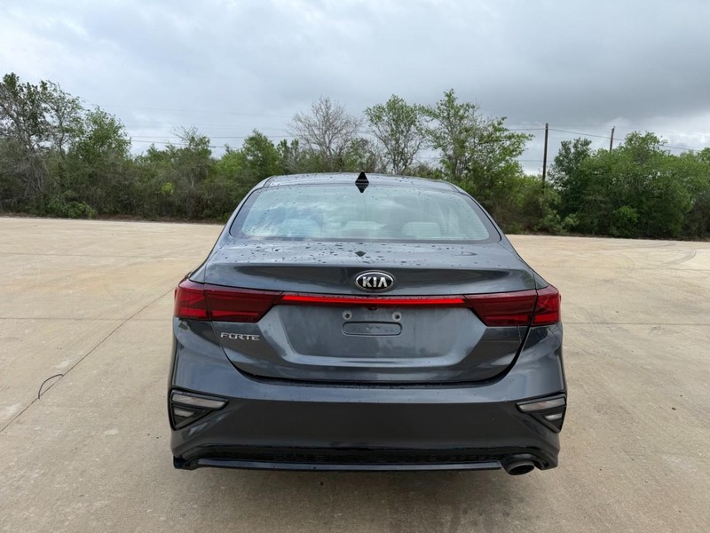 Kia Forte Vehicle Full-screen Gallery Image 04