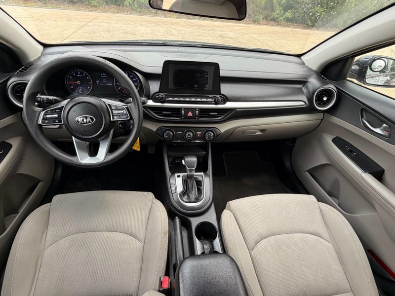 Kia Forte Vehicle Full-screen Gallery Image 05