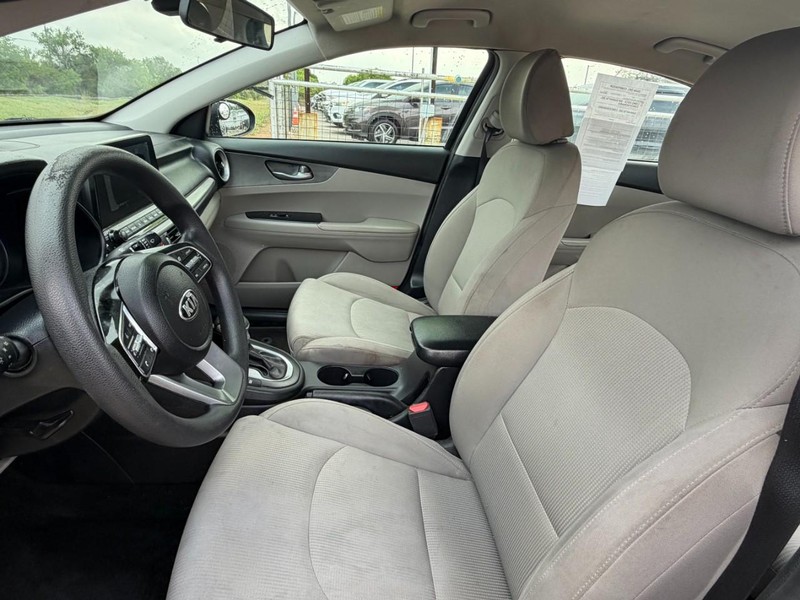 Kia Forte Vehicle Full-screen Gallery Image 06