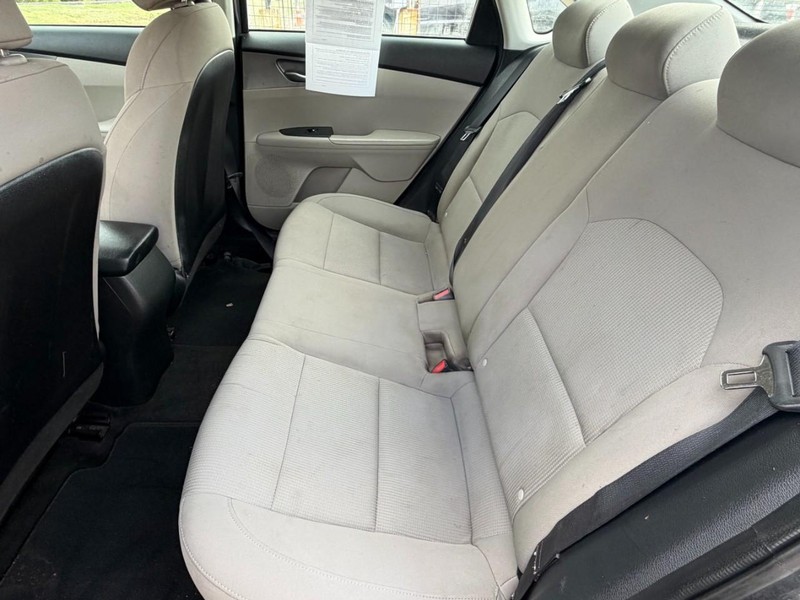 Kia Forte Vehicle Full-screen Gallery Image 07