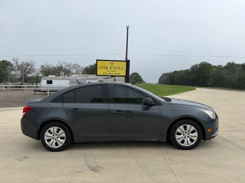 Chevrolet Cruze Vehicle Full-screen Gallery Image 03