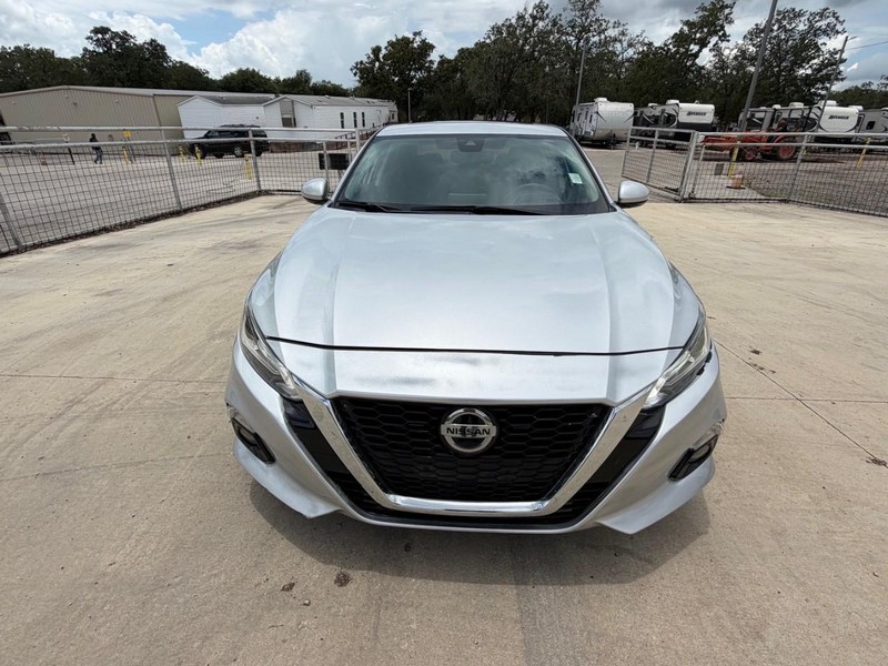 Nissan Altima Vehicle Full-screen Gallery Image 02