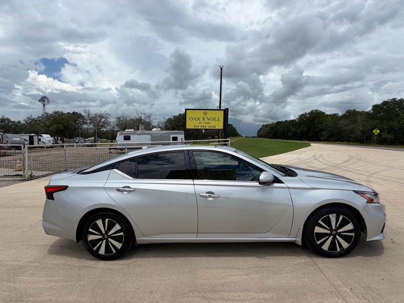 Nissan Altima Vehicle Full-screen Gallery Image 03