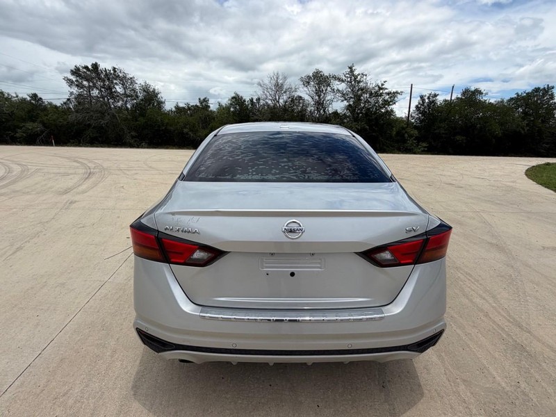 Nissan Altima Vehicle Full-screen Gallery Image 04
