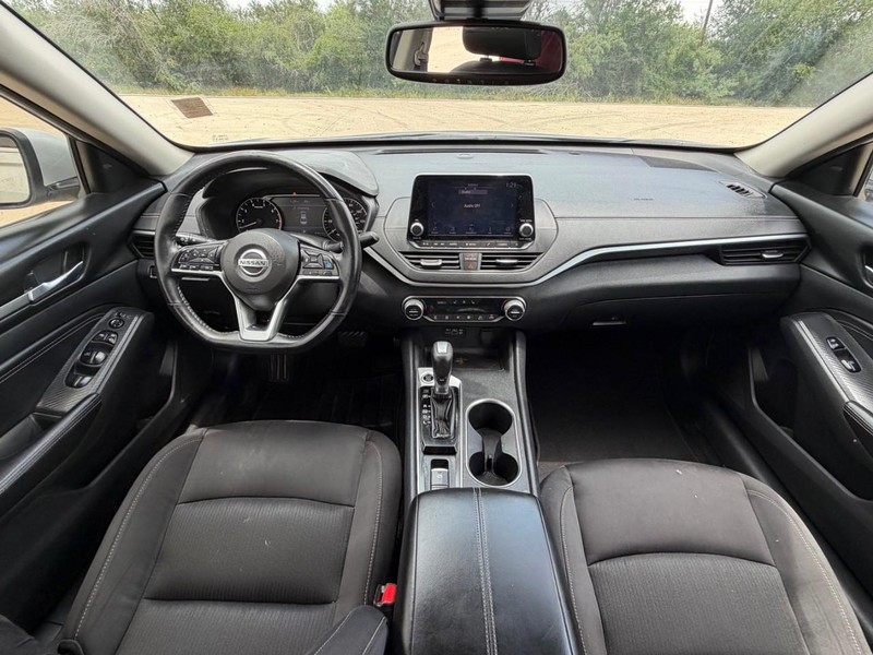 Nissan Altima Vehicle Full-screen Gallery Image 05