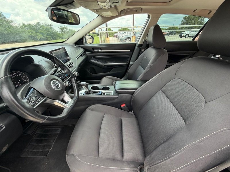 Nissan Altima Vehicle Full-screen Gallery Image 06