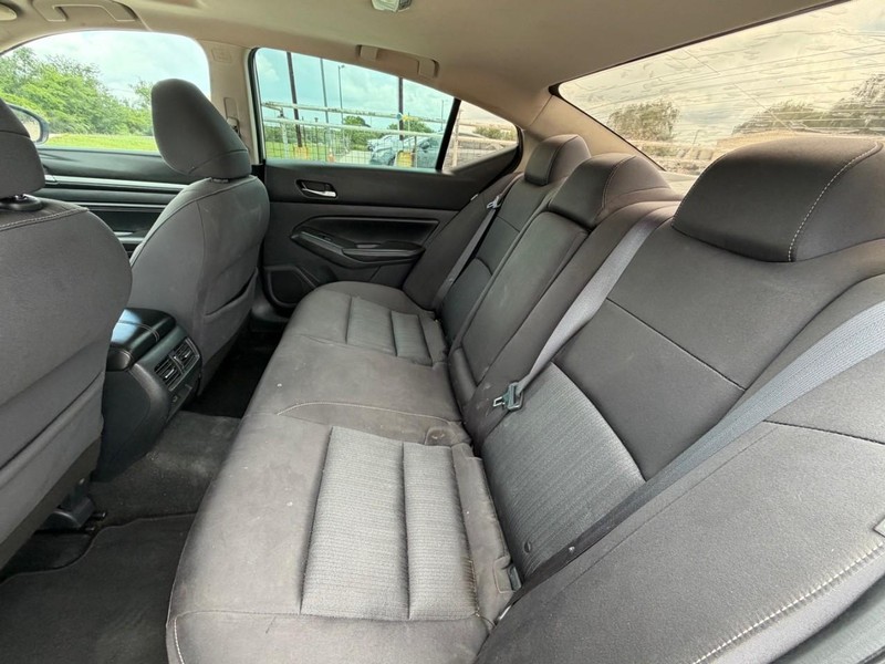 Nissan Altima Vehicle Full-screen Gallery Image 07
