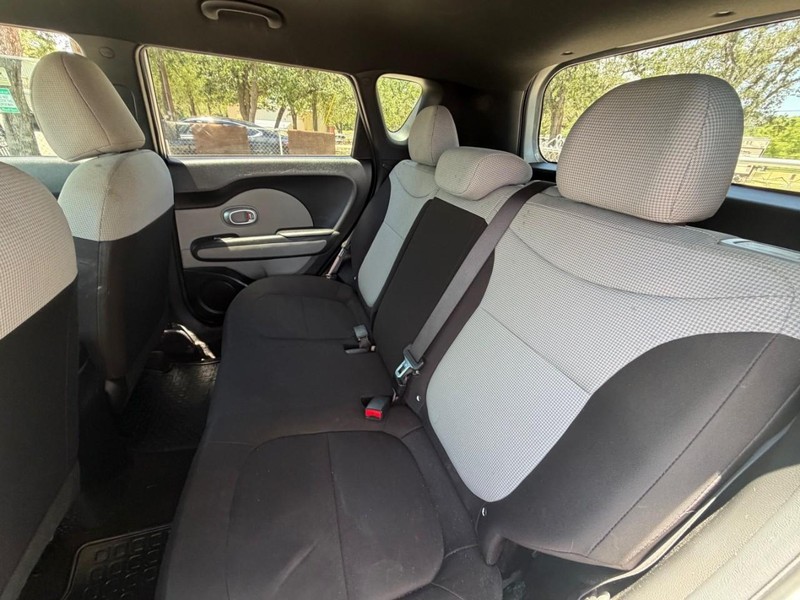 Kia Soul Vehicle Full-screen Gallery Image 07