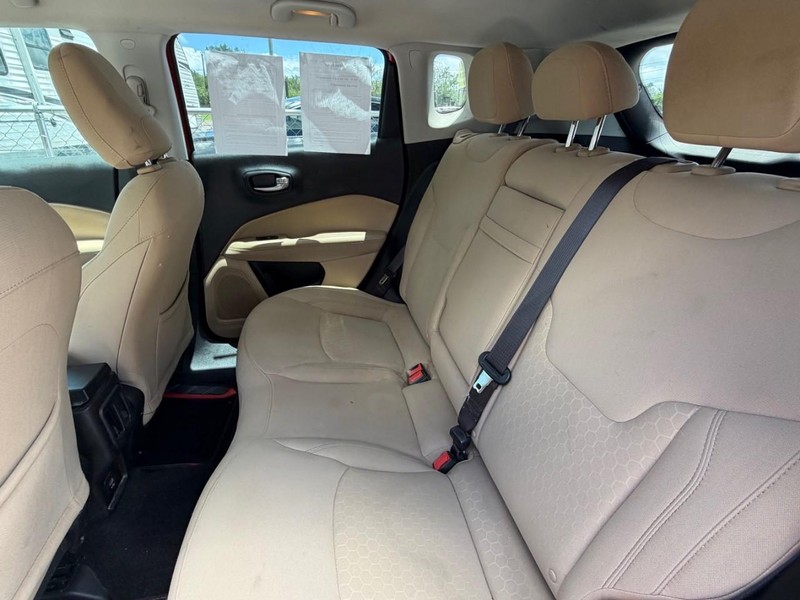 Jeep Compass Vehicle Full-screen Gallery Image 07