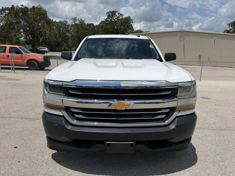 Chevrolet Silverado 1500 Vehicle Full-screen Gallery Image 02