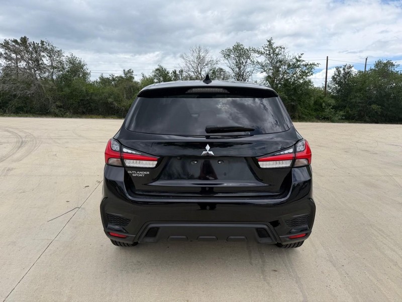 Mitsubishi Outlander Sport Vehicle Full-screen Gallery Image 04